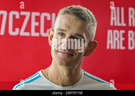 Prag, Tschechische Republik. April 2024. Der tschechische Läufer Patrik Vebr nimmt an einer Pressekonferenz vor dem Prag Halbmarathon am 5. April 2024 in Prag Teil. Quelle: VIT Simanek/CTK Photo/Alamy Live News Stockfoto