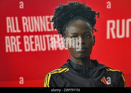 Prag, Tschechische Republik. April 2024. Die kenianische Läuferin Jesca Chelangat nimmt an einer Pressekonferenz vor dem Prager Halbmarathon am 5. April 2024 in Prag Teil. Quelle: VIT Simanek/CTK Photo/Alamy Live News Stockfoto