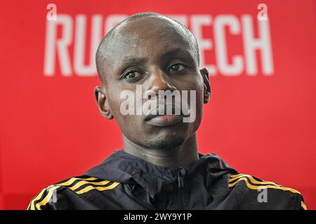 Prag, Tschechische Republik. April 2024. Der kenianische Läufer Sebastian Kimaru Sawe nimmt an einer Pressekonferenz vor dem Prag-Halbmarathon am 5. April 2024 in Prag Teil. Quelle: VIT Simanek/CTK Photo/Alamy Live News Stockfoto