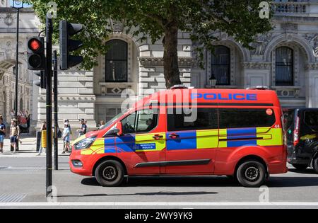 Der Wagen der roten Metropolitan Police, der Wagen der bewaffneten Offiziere der diplomatischen Schutzeinheit, patrouilliert Straßen in der City of London, England. Stockfoto