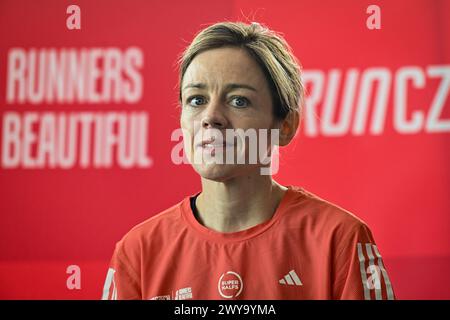 Prag, Tschechische Republik. April 2024. Läuferin Nicole Egger aus der Schweiz nimmt an einer Pressekonferenz vor dem Prager Halbmarathon am 5. April 2024 in Prag Teil. Quelle: VIT Simanek/CTK Photo/Alamy Live News Stockfoto
