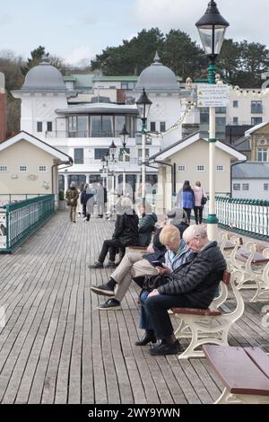 Rund um Penarth, eine Küstenstadt im Vale of Glamorgan Wales, Großbritannien. Senioren auf dem Pier Stockfoto