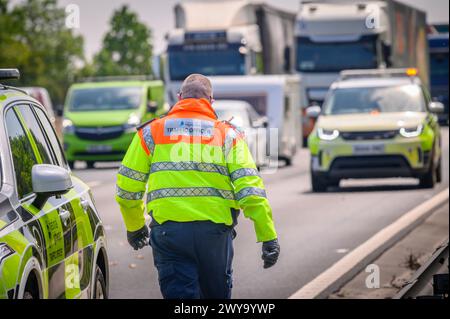 Verkehrsoffiziere der National Highways nahmen an einem Vorfall auf einer intelligenten Autobahn in England Teil. Stockfoto