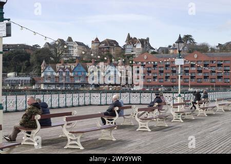 Rund um Penarth eine Küstenstadt im Vale of Glamorgan Wales UK Blick auf die Promenade Apartments vom Pier Stockfoto