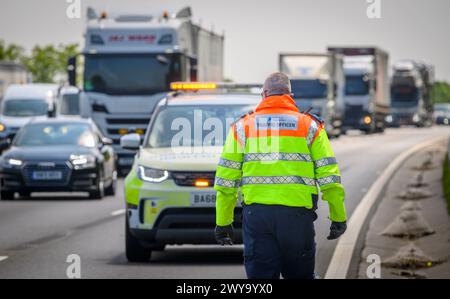 Verkehrsoffiziere der National Highways nahmen an einem Vorfall auf einer intelligenten Autobahn in England Teil. Stockfoto