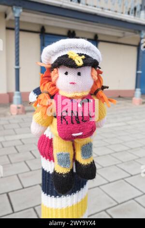 Rund um Penarth, eine Küstenstadt im Vale of Glamorgan Wales, UK Strickpoller-Topper, die RNLI 200-jähriges Jubiläum feiern Stockfoto