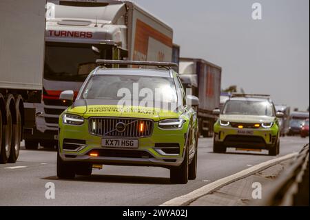 Verkehrsoffiziere der National Highways nahmen an einem Vorfall auf einer intelligenten Autobahn in England Teil. Stockfoto