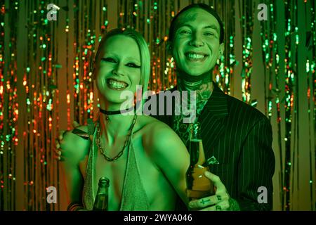 Ein Mann und eine Frau verkleidet sich in Kostümen auf einer lebhaften Rave-Party Stockfoto