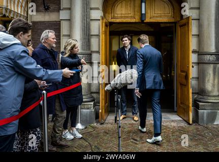 DEN HAAG - Hugo de Jonge, scheidender Minister für Inneres und Beziehungen zum Königreich, im Vorfeld der wöchentlichen Kabinettssitzung im Binnenhof. ANP REMKO DE WAAL niederlande raus - belgien raus Stockfoto