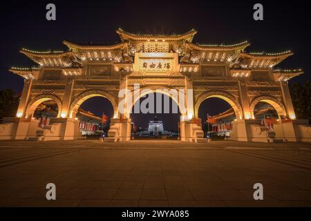 Das Tor des Liberty Square Arch wird nachts beleuchtet Stockfoto