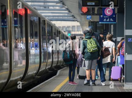 Passagiere, die am Bahnhof London Bridge, London, England, auf den Zug warten. Stockfoto