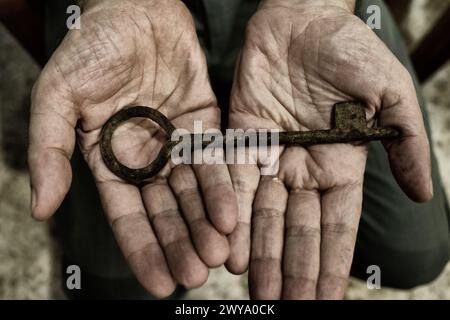 Ein hochrangiger Palästinenser, der den Schlüssel zeigt, Symbol des Traums von der Rückkehr der Flüchtlinge, das Flüchtlingslager Sabra-Shatila, Libanon Stockfoto