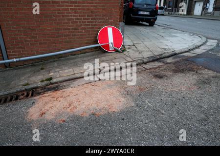 Couillet, Belgien. April 2024. Ein Einbahnschild ist am Unfallort eines Polizeiwagens in Couillet, Charleroi, Hennegau, am Freitag, den 5. April 2024 gebrochen. Früh in der Nacht starb ein 35-jähriger Polizist Benjamin in der wallonischen Stadt Couillet. Während einer Verfolgung verlor der Fahrer des Polizeikommandos die Kontrolle über das Lenkrad. Einer der Offiziere überlebte den Unfall nicht. BELGA PHOTO VIRGINIE LEFOUR Credit: Belga News Agency/Alamy Live News Stockfoto