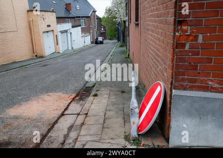 Couillet, Belgien. April 2024. Ein Einbahnschild ist am Unfallort eines Polizeiwagens in Couillet, Charleroi, Hennegau, am Freitag, den 5. April 2024 gebrochen. Früh in der Nacht starb ein 35-jähriger Polizist Benjamin in der wallonischen Stadt Couillet. Während einer Verfolgung verlor der Fahrer des Polizeikommandos die Kontrolle über das Lenkrad. Einer der Offiziere überlebte den Unfall nicht. BELGA PHOTO VIRGINIE LEFOUR Credit: Belga News Agency/Alamy Live News Stockfoto