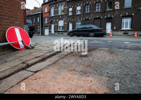 Couillet, Belgien. April 2024. Ein Einbahnschild ist am Unfallort eines Polizeiwagens in Couillet, Charleroi, Hennegau, am Freitag, den 5. April 2024 gebrochen. Früh in der Nacht starb ein 35-jähriger Polizist Benjamin in der wallonischen Stadt Couillet. Während einer Verfolgung verlor der Fahrer des Polizeikommandos die Kontrolle über das Lenkrad. Einer der Offiziere überlebte den Unfall nicht. BELGA PHOTO VIRGINIE LEFOUR Credit: Belga News Agency/Alamy Live News Stockfoto