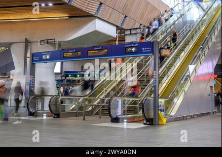 Rolltreppen auf der Bahnhofshalle der London Bridge Railway Station, London, England. Stockfoto