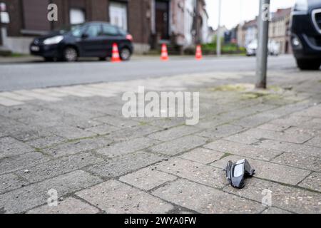 Couillet, Belgien. April 2024. Der Unfallort eines Polizeiwagens in Couillet, Charleroi, Hennegau, Freitag, den 5. April 2024. Früh in der Nacht starb ein 35-jähriger Polizist Benjamin in der wallonischen Stadt Couillet. Während einer Verfolgung verlor der Fahrer des Polizeikommandos die Kontrolle über das Lenkrad. Einer der Offiziere überlebte den Unfall nicht. BELGA PHOTO VIRGINIE LEFOUR Credit: Belga News Agency/Alamy Live News Stockfoto