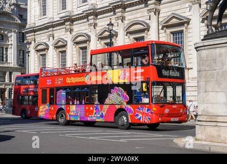 Hop-on-Hop-off-Sightseeing-Bus in London, England/ Stockfoto