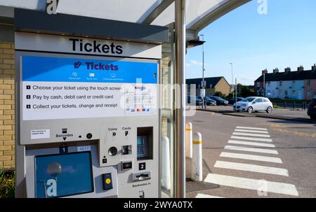 Ticketautomat am Eingang zum Bahnhof Sandy, Bedfordshire, England. Stockfoto