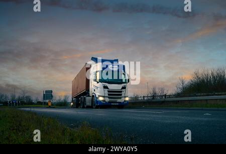LKW fährt aus einem Kreisverkehr in Huntingdon, England. Stockfoto