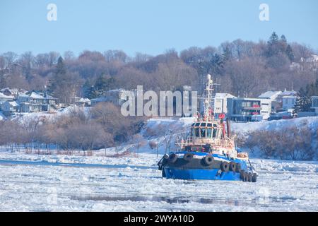 Ein Boot ruht auf Eis in der Nähe entfernter Gebäude Stockfoto