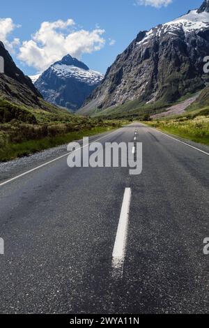 Der Milford Sound Highway am Monkey Creek mit Blick auf Mount Talbot in der Ferne, Fiordland National Park, Southland, South Island, Neuseeland Stockfoto