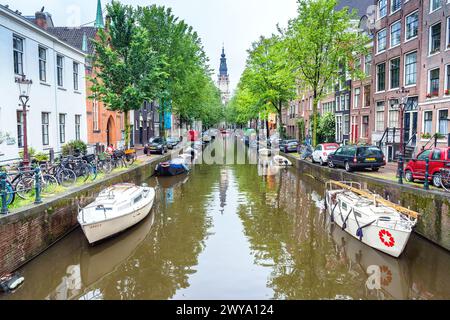Amsterdam, Niederlande - 12. Juni 2019: Tagesblick von der Staalmeestersbrug Brücke mit typisch niederländischen Häusern, Kanal und Geschäften in Amsterdam, Niederlande Stockfoto