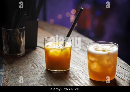 Whiskey-Sour-Cocktail an einer hölzernen Bartheke in einem Pub Stockfoto