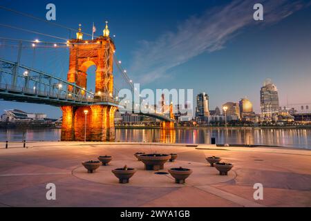 Cincinnati, Ohio, USA. Stadtbild der Skyline von Cincinnati, Ohio, USA, mit der John A. Roebling Suspension Bridge und Reflexion des Cit Stockfoto