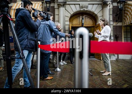 DEN HAAG – scheidender Staatssekretär für Kultur und Medien, Fleur Gräper-van Koolwijk, im Binnenhof vor der wöchentlichen Kabinettssitzung. ANP REMKO DE WAAL niederlande raus - belgien raus Stockfoto