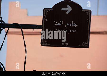 Eine Gedenktafel mit dem Namen einer Straße in arabischer Sprache in Marrakesch im Land Marokko Stockfoto