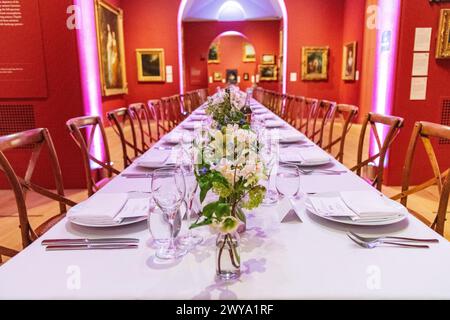 Ein leerer Esstisch ohne Leute bei einer Hochzeit in der Dulwich Picture Gallery in London, Großbritannien Stockfoto