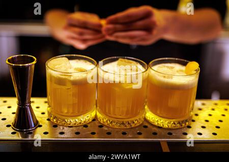 Zubereitung von Whiskey-Sour-Cocktail Stockfoto