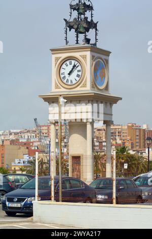 Tarragona, Spanien - 5. April 2024: Das Bild zeigt eine historische Turmuhr in Tarragona mit komplexen architektonischen Details und deutlich sichtbarer Zeit. Stockfoto