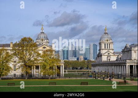 Old Royal Naval College, Greenwich, London, England, mit Skyline des Londoner Bankenviertels dahinter. Stockfoto