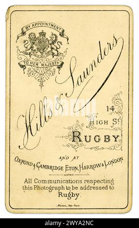 Originalrückseite der dekorativen viktorianischen Carte de Visite (Visitenkarte oder CDV) Hills & Saunders, 14 High Street, Rugby. Königlicher Haftbefehl 1867 um 1880 Stockfoto