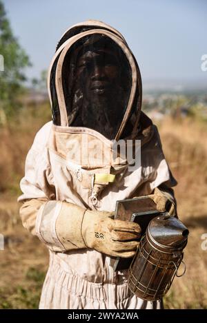 © Nicolas Remene/Le Pictorium/MAXPPP - Bamako 08/11/2023 Nicolas Remene/Le Pictorium - 08/11/2023 - Mali/District de Bamako/Bamako - UN apiculteur avec son enfumoir a abeilles travaille sur des ruches situees sur une colline arboree a Bamako au Mali, le 8 Novembre 2023. IL y fabrique Plusieurs miels naturels suivant les saisons. - Valeurs ACtuelles out, no jdd, jdd out, RUSSIA OUT, NO RUSSIA OUT, NO RUSSIA #norussia/08/11/2023 - Mali/Bamako District/Bamako - Ein Imker mit seinem Bienenraucher arbeitet am 8. November 2023 an Bienenstöcken auf einem bewaldeten Hügel in Bamako, Mali. Er macht einen Varie Stockfoto