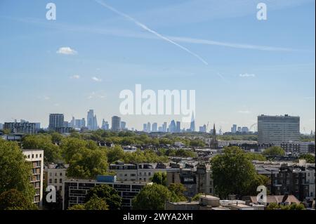 Blick auf die Londoner Skyline mit Wolkenkratzern im Finanzviertel und dem London Eye, London, England. Stockfoto