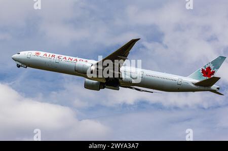 Eine Boeing 777-333ER von Air Canada startete vom Flughafen Zürich. Registrierung C-FIVQ. (Zürich, Schweiz, 01.07.2023) Stockfoto