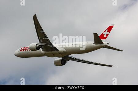 Eine Boeing 777-3DEER von Swiss International Airlines startete vom Flughafen Zürich. Registrierung HB-JNI. (Zürich, Schweiz, 01.07.2023) Stockfoto