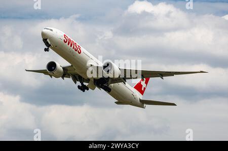 Eine Boeing 777-3DEER von Swiss International Airlines startete vom Flughafen Zürich. Registrierung HB-JNI. (Zürich, Schweiz, 01.07.2023) Stockfoto