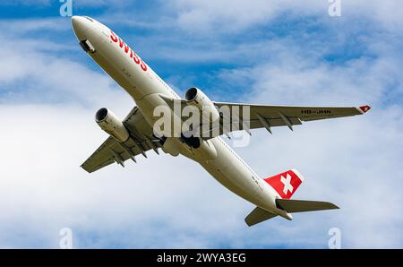 Ein Airbus A330-343X von Swiss International Airlines startete vom Flughafen Zürich. Registrierung HB-JHN. (Zürich, Schweiz, 01.07.2023) Stockfoto