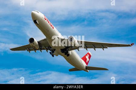 Ein Airbus A330-343X von Swiss International Airlines startete vom Flughafen Zürich. Registrierung HB-JHN. (Zürich, Schweiz, 01.07.2023) Stockfoto