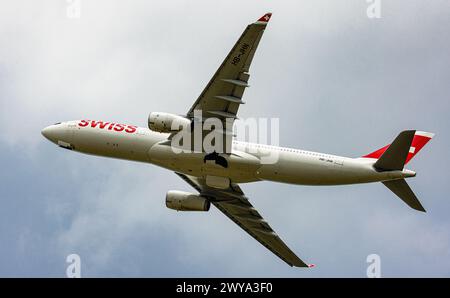 Ein Airbus A330-343X von Swiss International Airlines startete vom Flughafen Zürich. Registrierung HB-JHN. (Zürich, Schweiz, 01.07.2023) Stockfoto