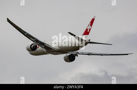 Eine Boeing 777-3DEER von Swiss International Airlines startete vom Flughafen Zürich. Registrierung HB-JNI. (Zürich, Schweiz, 01.07.2023) Stockfoto