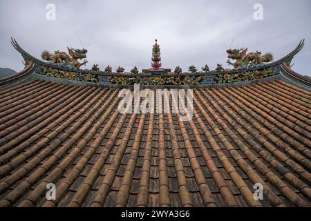 Weitwinkelblick mit einem Drachen dekorierten Chuen Ji Hall-Tempeldach Stockfoto