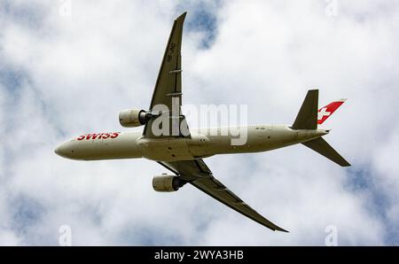 Eine Boeing 777-3DEER von Swiss International Airlines startete vom Flughafen Zürich. Registrierung HB-JND. (Zürich, Schweiz, 01.07.2023) Stockfoto