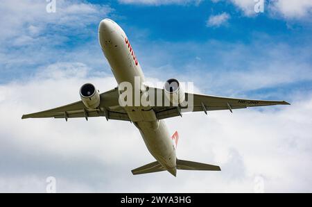 Eine Boeing 777-3DEER von Swiss International Airlines startete vom Flughafen Zürich. Registrierung HB-JND. (Zürich, Schweiz, 01.07.2023) Stockfoto