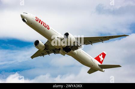 Eine Boeing 777-3DEER von Swiss International Airlines startete vom Flughafen Zürich. Registrierung HB-JNA. (Zürich, Schweiz, 01.07.2023) Stockfoto