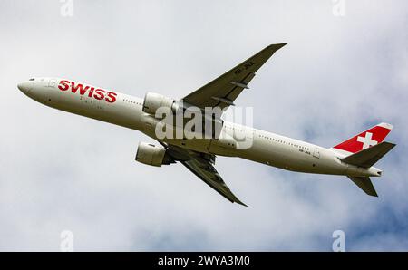 Eine Boeing 777-3DEER von Swiss International Airlines startete vom Flughafen Zürich. Registrierung HB-JNA. (Zürich, Schweiz, 01.07.2023) Stockfoto